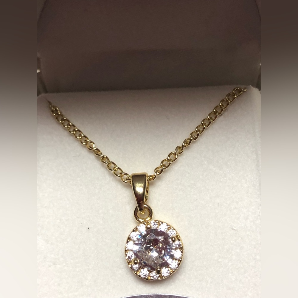 NWT Swarovski Crystal gold plated necklace. Bigger crystal surrounded by smaller